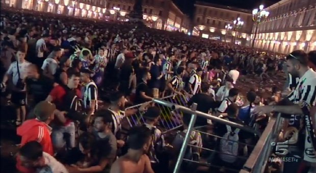 Torino, panico in piazza durante la finale: cede una ringhiera, tifosi in fuga, 600 feriti. Cinque gravi