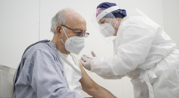 Un anziano alla vaccinazione anti-Covid a Rovigo