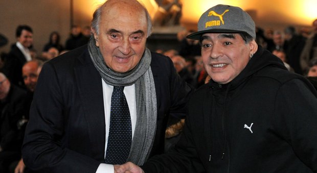 Maradona da Napoli a Firenze Stretta di mano con Ferlaino