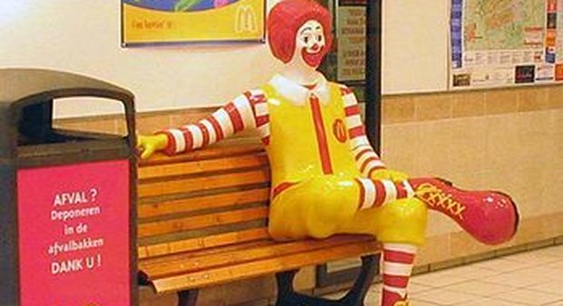 McDonald's, 10 ragazze e donne denunciano: «Molestate sessualmente da colleghi e superiori»