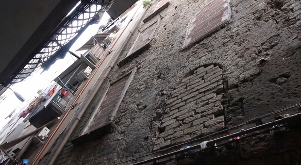 Napoli, c'è un palazzo abbandonato da 60 anni: la denuncia dei residenti