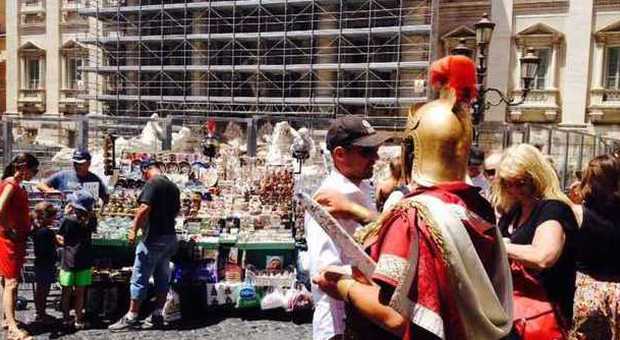 Roma, i venditori abusivi oscurano il restauro della Fontana di Trevi