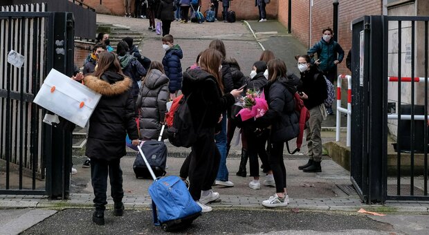 Roma, scuole: caos prenotazioni per tamponi. I presidi chiedono drive-in negli istituti
