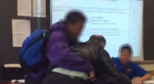 Studente aggredisce il prof davanti ​ai compagni: il video su Youtube -Guarda