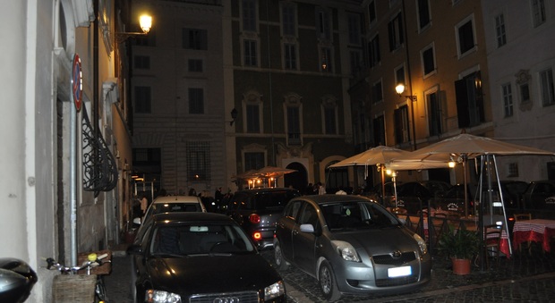 Roma, le isole pedonali in centro invase da auto e parcheggiatori abusivi