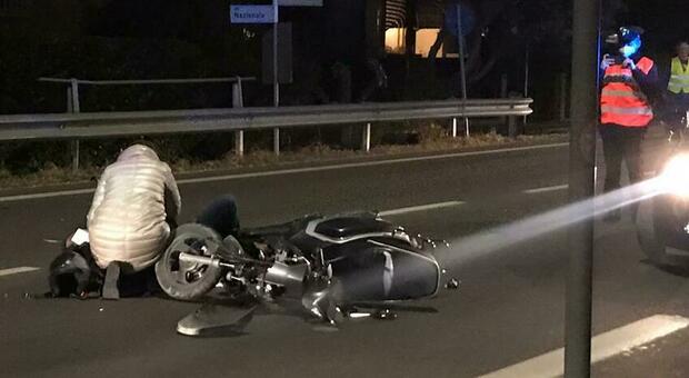 Schianto all'incrocio sulla Pontebbana: motociclista ferito, disagi per il traffico
