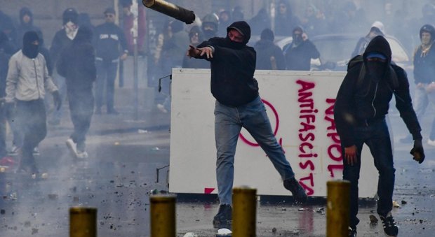 Napoli, anti Salvini assaltano polizia: città devastata