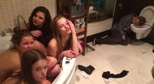 Nude nella vasca, l'amico dorme: la foto fa il giro del web
