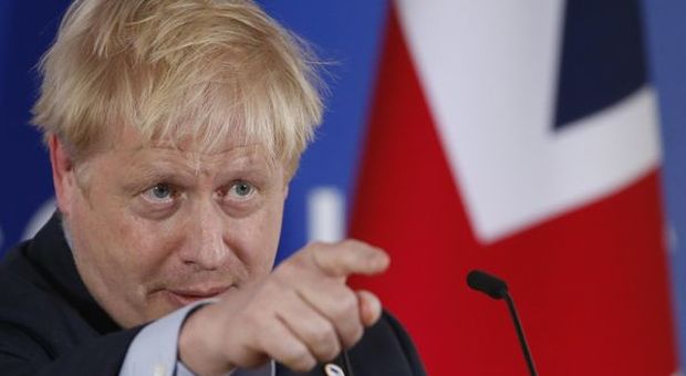 Brexit: Johnson, favorito nei sondaggi, si scusa per slittamento
