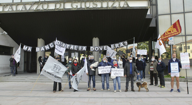 La protesta dei risparmiatori davanti al tribunale di Treviso durante la prima udienza del processo a Vincenzo Consoli