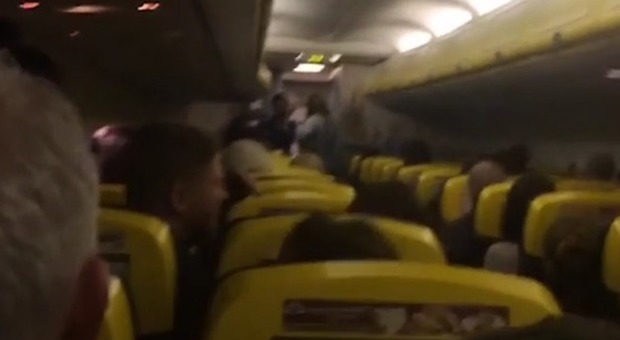 La hostess sul volo Ryanair: «Non vogliamo morire». Panico a bordo
