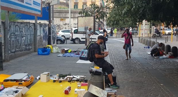 Napoli, un mercato abusivo a via Foria vicino al palazzo di «Così parlo Bellavista»