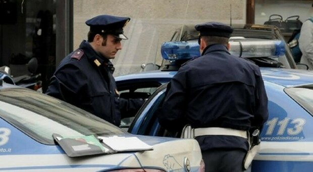 Roma, spacca il naso a poliziotta che difende mamma con due bambini