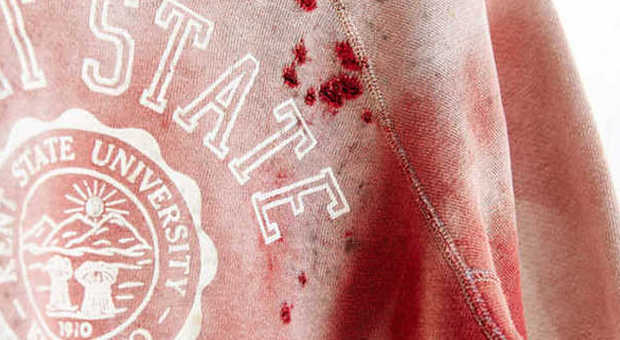 Urban Outfitters, felpa con schizzi di sangue ricorda la strage alla Kent State University. E' polemica