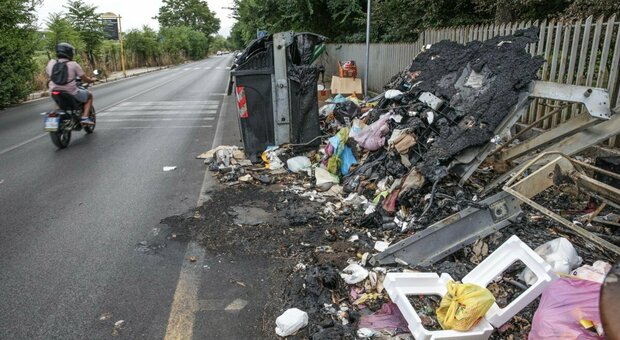 Le strade senza cassonetti dei rifiuti: «Mai sostituiti quelli bruciati»
