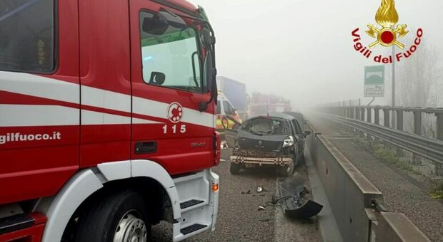 Incidente in A1 a Piacenza, scontro tra auto e due tir per la nebbia: due morti e sei feriti