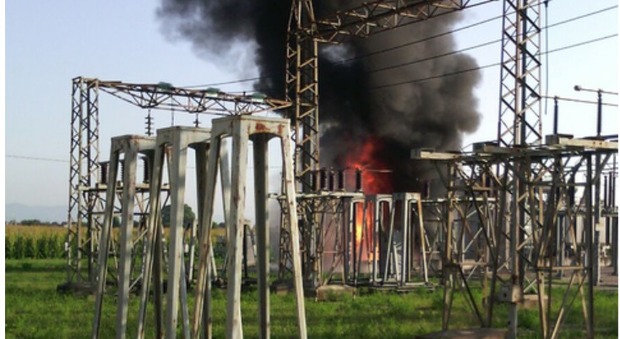 Esplode la centrale elettrica dell'Enel, poi il pauroso incendio