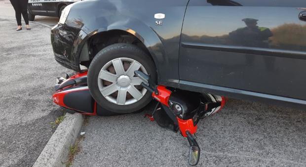 Scontro, il motorino si incastra sotto l'auto: 18enne ferito