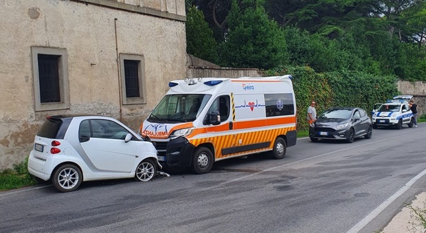 Ariccia, sbanda in discesa con una Smart e finisce contro un'ambulanza: due feriti