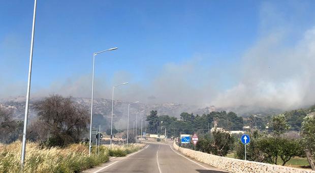 Brucia la costa nord di Gallipoli: le fiamme accerchiano la chiesetta di San Mauro. Vigili del fuoco e canadair al lavoro. Incendio anche a Porto Badisco