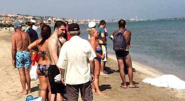 Malore fatale in spiaggia muore annegata a Torrette