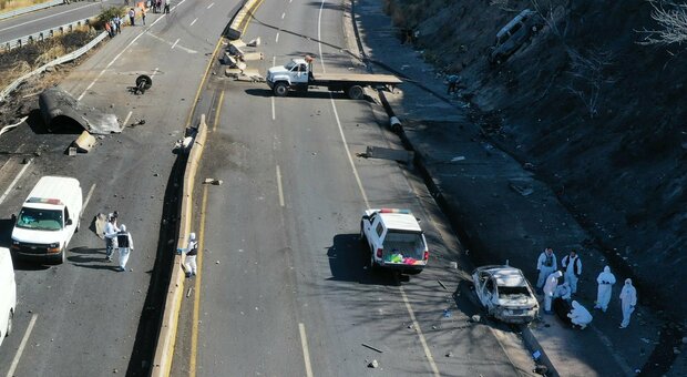 Camion carico di carburante esplode per strada: almeno 13 morti nel violento incidente
