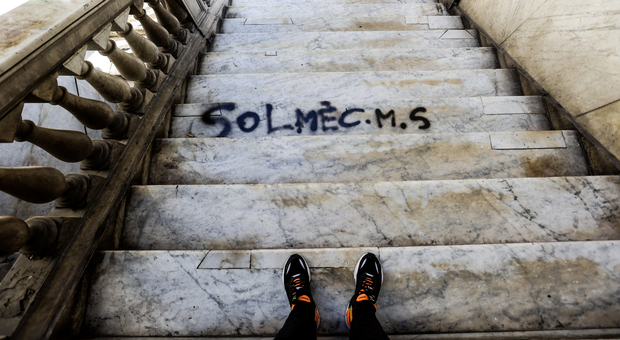 Galleria Umberto I di Napoli, scale imbrattate sfregio dopo la bonifica: «Serve la vigilanza h24»