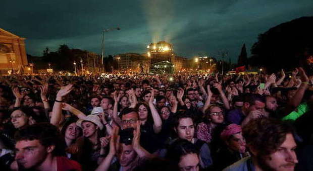 Roma, in 700mila al concerto del primo maggio: gran finale con polemica sui baci gay