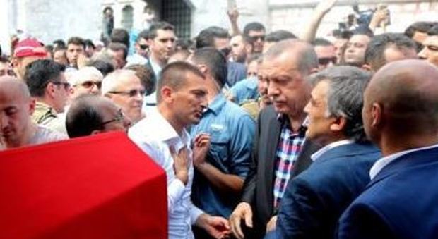 Turchia, 6mila arresti per il golpe. Il ministro: «Continueremo a fare pulizia»