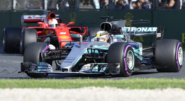 la Mercedes di Lewsi Hamilton precede la Ferrari di Sebastian Vettel