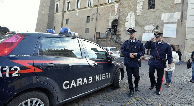 Firenze, badante ruba la pensione all'anziano che accudiva: arrestata