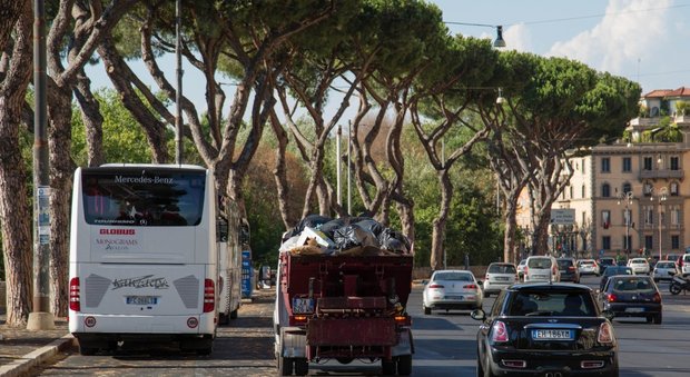 Roma, il Campidoglio corre ai ripari per evitare l'autogol: «Oltre alle tariffe, vanno aumentate anche le multe per i bus»