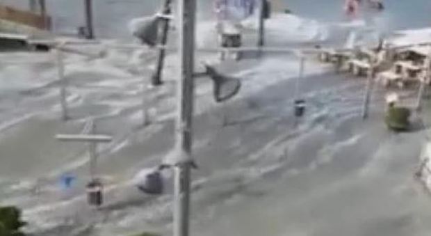 Turisti in fuga a Maiorca e Minorca, mini-tsunami allaga la costa e spazza via barche e bar