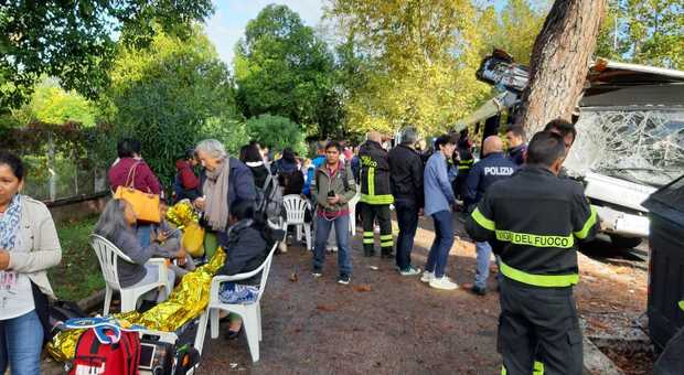 immagine Roma, autobus contro un albero sulla Cassia