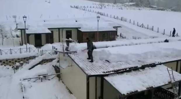 Maltempo in provincia, task force della Protezione civile. Abbondante nevicata ad Amatrice e Accumoli, spalata la neve dai tetti delle casette