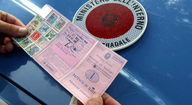 Guida senza patente, revisione e assicurazione: multa da 6mila euro