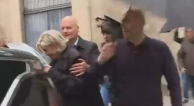Le Pen di nuovo accolta con lancio di uova, la candidata: «Violata persino la cattedrale di Reims»