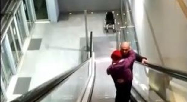 Ascensore guasto nella metro, papà costretto a prendere in braccio la figlia disabile: le immagini fanno il giro del web