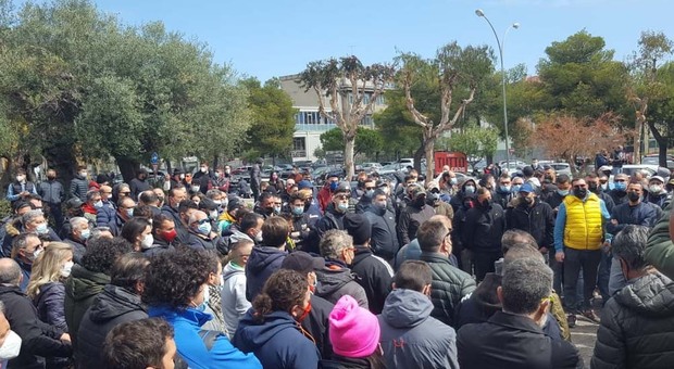 Sit-in non autorizzato di 100 tifosi della Samb davanti al Comune, scattano le denunce per assembramenti