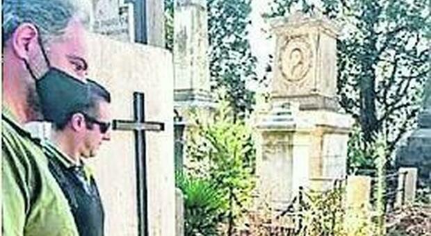 Elezioni a Napoli, Maresca al cimitero di Poggioreale: «Tombe lasciate nel degrado»