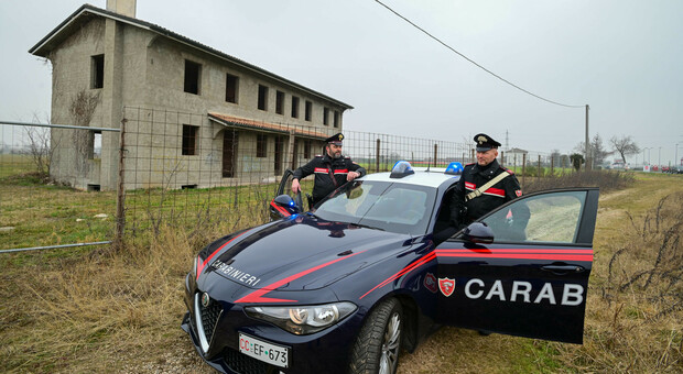 I carabinieri dopo il blitz nel casolare di Vedelago
