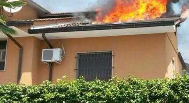Frosinone, pannelli fotovoltaici a fuoco: tetto distrutto ad Aquino