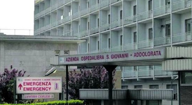 Roma, si butta dal terzo piano dell'ospedale San Giovanni: muore 60enne