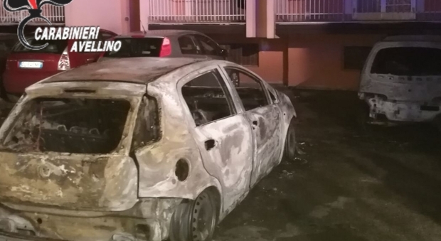 Terrore nella notte a Montoro: bruciano tre auto