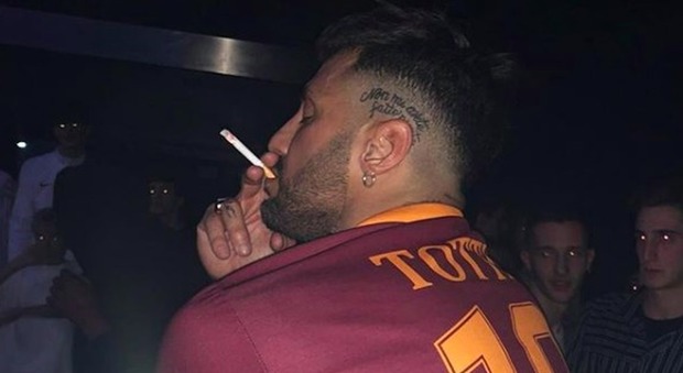 Fabrizio Corona indossa la maglia numero 10 di Totti e sfida Ilary Blasi. Ira dei tifosi della Roma: «Non sei degno»