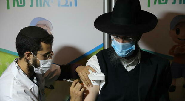 Covid, in Israele oltre seimila contagi: è record da febbraio. «Un milione di persone non vuole vaccinarsi»