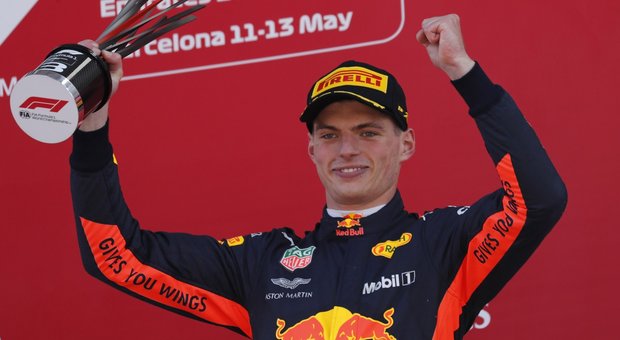 Max Verstappen esulta sul podio del GP di Spagna