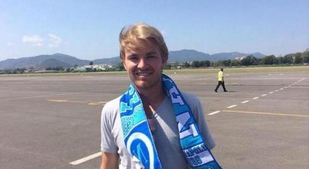 Rosberg con la sciarpa del Napoli al collo: il saluto del club azzurro