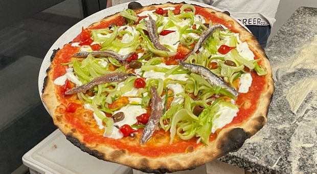 Pizza, il campione del mondo è Lorenzo Carletti di Castel Sant'Elia: la sua "alici e puntarelle" ha messo tutti in fila