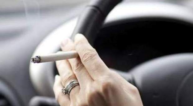Vietato fumare in auto davanti a minori: in arrivo il decreto